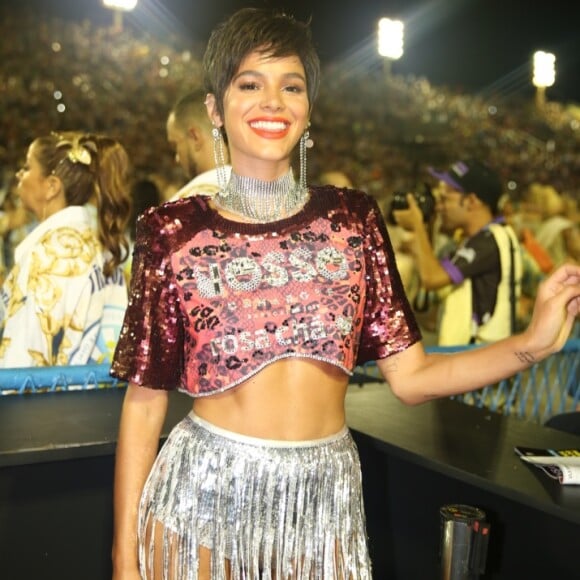 Bruna Marquezine elegeu hot pant com franjas metalizadas para compôr o look