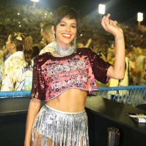 Bruna Marquezine deixou a barriga de fora em uma camisa customizada do espaço vip Nosso Camarote