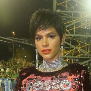 Visual da atriz Bruna Marquezine surpreendeu na Sapucaí