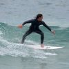 Intérprete do Robertão de 'Império', Romulo Neto mantém a boa forma praticando esportes, como o surf e jiu-jitsu