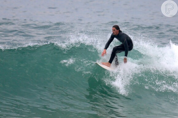 Romulo Neto surfa em praia do Rio de Janeiro, nesta segunda-feira (29)