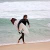 Romulo Neto surfa em praia do Rio de Janeiro, nesta segunda-feira (29)