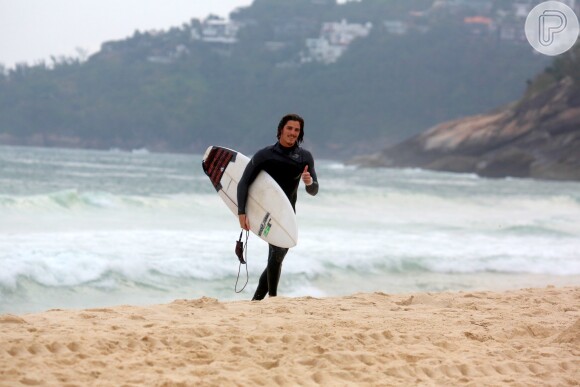 Ao sair do mar, Romulo Neto acena para fotógrafo em praia do Rio de Janeiro