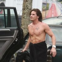 Romulo Neto, ator de 'Império', exibe corpo malhado em dia de surfe no RJ