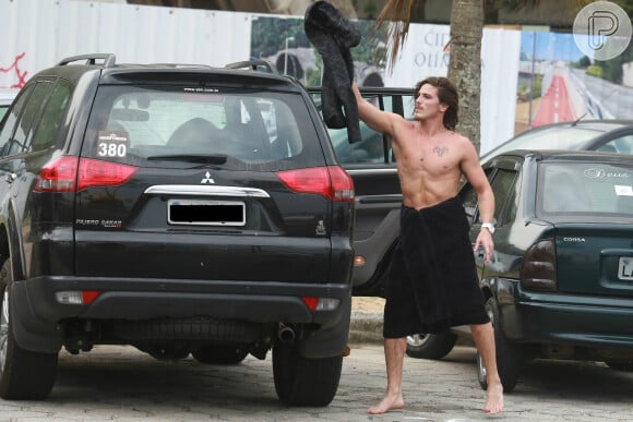 Romulo Neto exibe corpo escultural em tarde de surfe no Rio de Janeiro