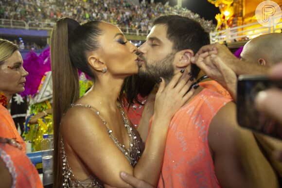 Sabrina Sato beijou Duda Nagle em camarote no Rio de Janeiro