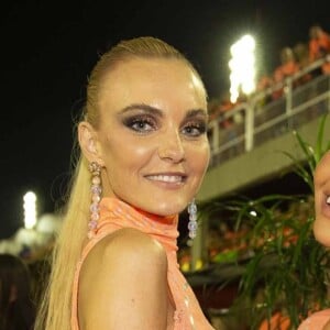 Sabrina Sato e Carol Trentini posaram juntas em camarote na Sapucaí