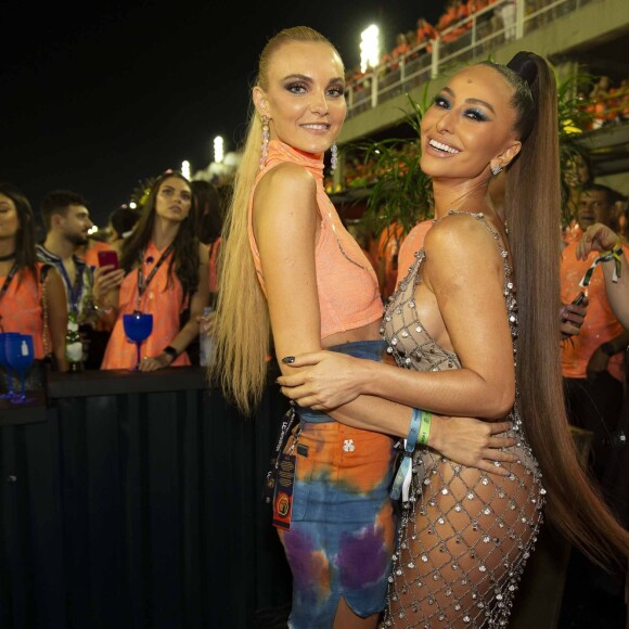 Sabrina Sato e Carol Trentini posaram juntas em camarote na Sapucaí