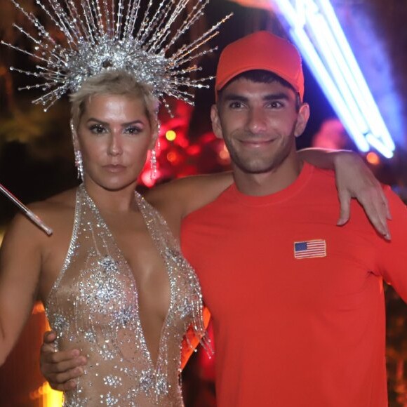 Deborah Secco levou o marido, Hugo Moura, ao Baile da Arara