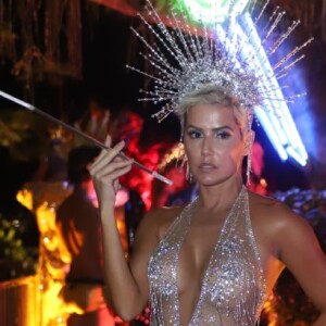 Deborah Secco foi a musa do Baile da Arara nesta terça-feira, 5 de março de 2019