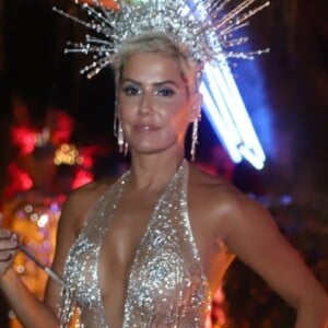 Deborah Secco foi a musa do Baile da Arara nesta terça-feira de carnaval, 5 de março de 2019. Atriz usou look Michelly X em criação do stylist Luis Fiod e completou o visual com sapatos Fernando Pires