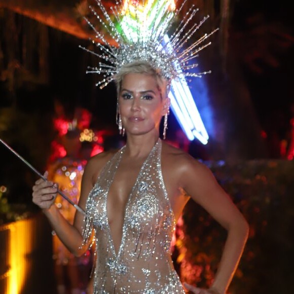 Deborah Secco foi a musa do Baile da Arara nesta terça-feira de carnaval, 5 de março de 2019. Atriz usou look Michelly X em criação do stylist Luis Fiod e completou o visual com sapatos Fernando Pires