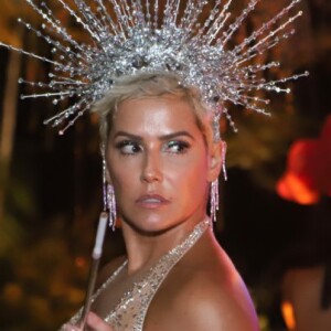 Deborah Secco foi com vestido transparente Michelly X ao Baile da Arara nesta terça-feira de carnaval, 5 de março de 2019