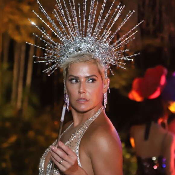 Deborah Secco foi com vestido transparente Michelly X ao Baile da Arara nesta terça-feira de carnaval, 5 de março de 2019