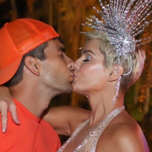 Deborah Secco e o marido, Hugo Moura, se beijaram no Baile da Arara, em Santa Tereza, centro do Rio