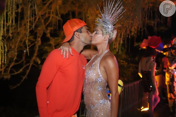 Deborah Secco e o marido, Hugo Moura, se beijaram no Baile da Arara, em Santa Tereza, centro do Rio