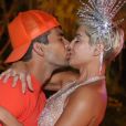 Deborah Secco e Hugo Moura se beijaram em baile de carnaval