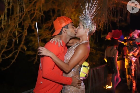 Deborah Secco e Hugo Moura se beijaram em baile de carnaval