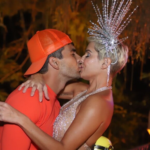 Deborah Secco e Hugo Moura se beijaram em baile de carnaval