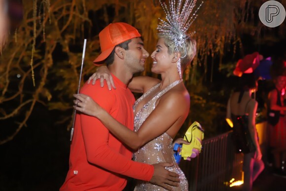 Deborah Secco e o marido, Hugo Moura, trocaram beijos no Baile da Arara nesta terça-feira, 5 de março de 2019