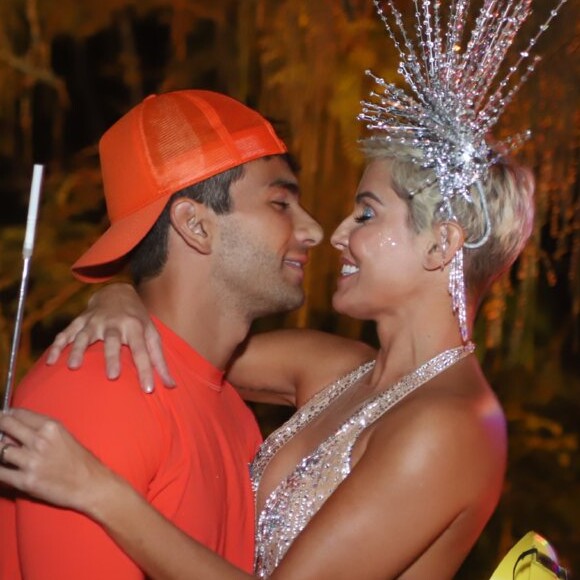 Deborah Secco e o marido, Hugo Moura, trocaram beijos no Baile da Arara nesta terça-feira, 5 de março de 2019
