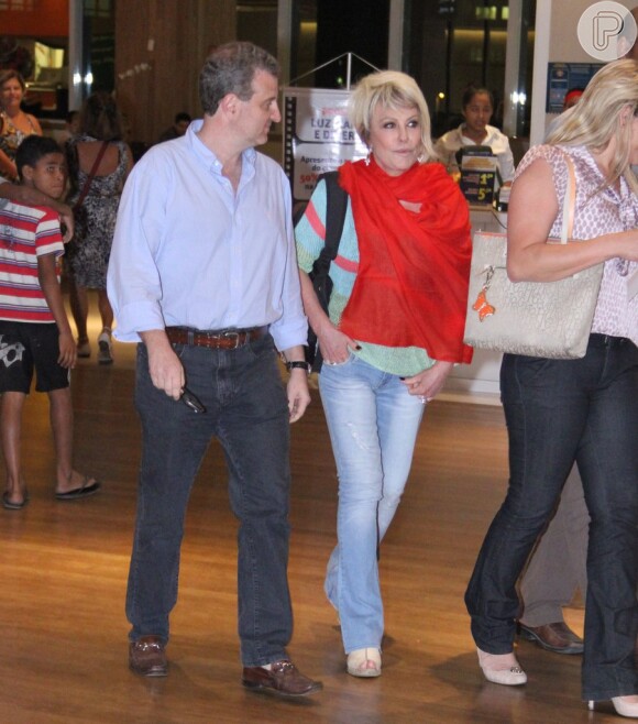 Ana Maria Braga e o ex-namorado, Mauro Bayout, conversaram e passearam em um shopping no Rio de Janeiro