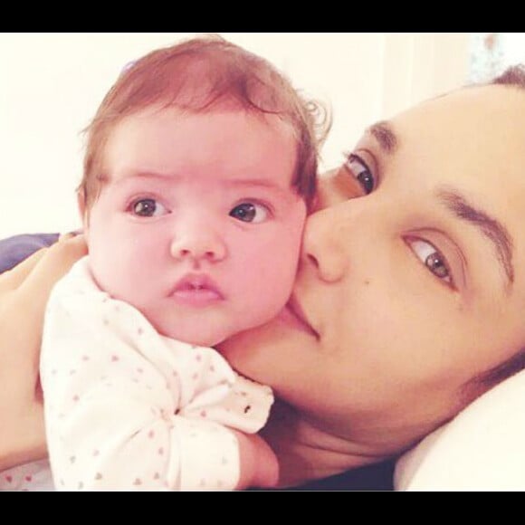 Débora Nascimento levou Bella, filha do seu casamento com José Loreto, ao Uruguai