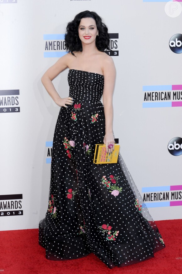 Katy Perry também já usou uma book clutch no tapete vermelho do American Music Awards 2013