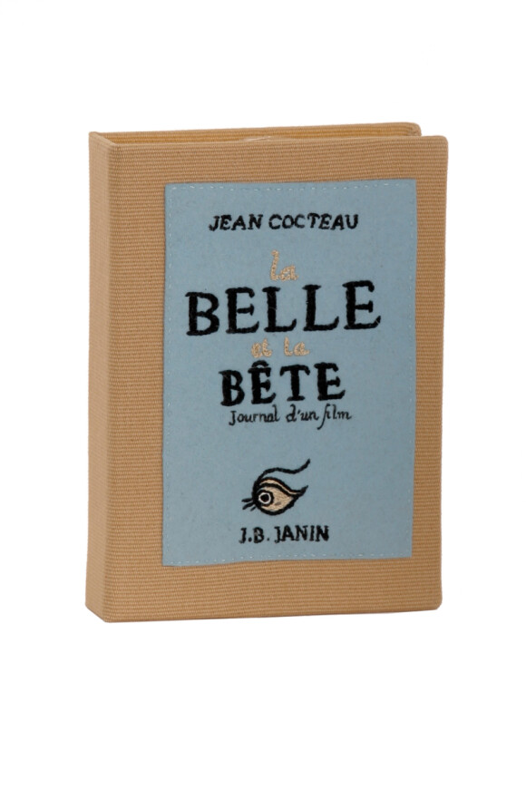 A book clutch do exemplar 'A Bela e a Fera' é da designer Olympia Le Tan