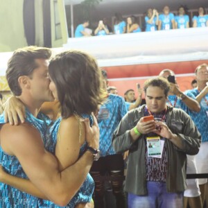 Camila Queiroz e Klebber Toledo se beijaram na Sapucaí na frente do público