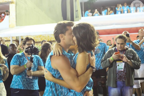 Camila Queiroz e Klebber Toledo se beijaram na Sapucaí na frente do público