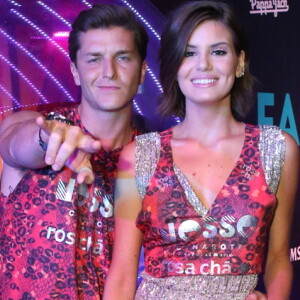 Camila Queiroz e Klebber Toledo celebram o primeiro carnaval como marido e mulher depois de se casarem em agosto do ano passado