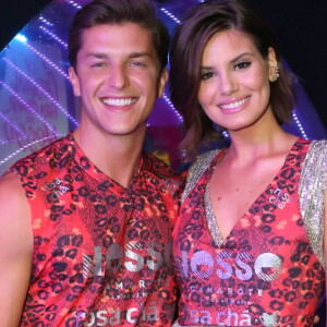 Camila Queiroz e Klebber Toledo comemoraram o carnaval na Sapucaí, durante o desfile das escolas de samba do grupo especial