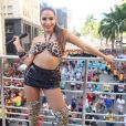 Ainda é Carnaval! Anitta, vestida de Bebel, prostituta interpretada por Camila Pitanga na novela 'Paraíso Tropical', puxa o Bloco das Poderosas, no Rio de Janeiro, em 9 de março de 2019