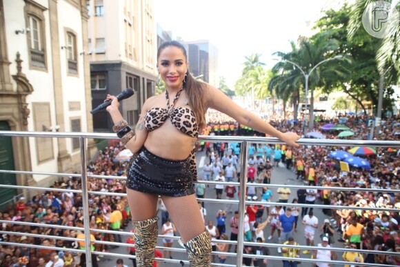 Ainda é Carnaval! Anitta, vestida de Bebel, prostituta interpretada por Camila Pitanga na novela 'Paraíso Tropical', puxa o Bloco das Poderosas, no Rio de Janeiro, em 9 de março de 2019