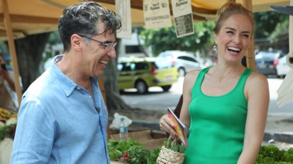 Angélica vai às compras com Paulo Betti, o Téo de 'Império', em feira orgânica
