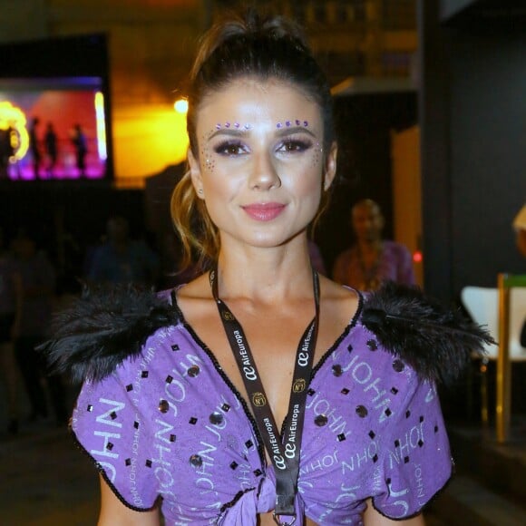 Paula Fernandes curtiu a última noite de Carnaval na Marquês de Sapucaí