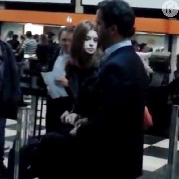Marina Ruy Barbosa e namorado, Caio Nabuco, também foram flagrados em no aeroporto de Congonhas, em São Paulo