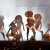 Beyoncé e suas dançarinas com look em vinil para apresentação