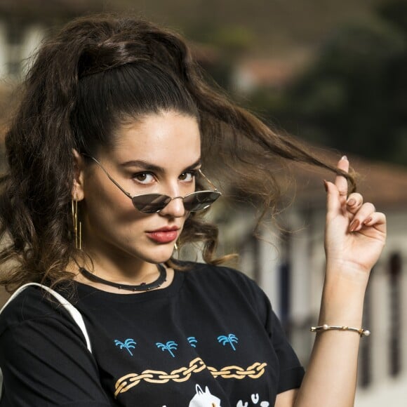 Durante o jantar organizado por Hildegard (Irene Ravache), Brigite (Kéfera Buchmann) demonstrará interesse por Lucas (Nikolas Antunes) na novela 'Espelho da Vida'.