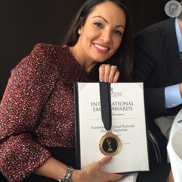 Patricia Poeta comemora participação no Emmy Internacional e mostra medalha