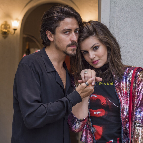 Vanessa (Camila Queiroz) e Jerônimo (Jesuíta Barbosa) fogem juntos e escapam do Duque de Kiev (Tarcísio Filho) nos próximos capítulos da novela 'Verão 90'