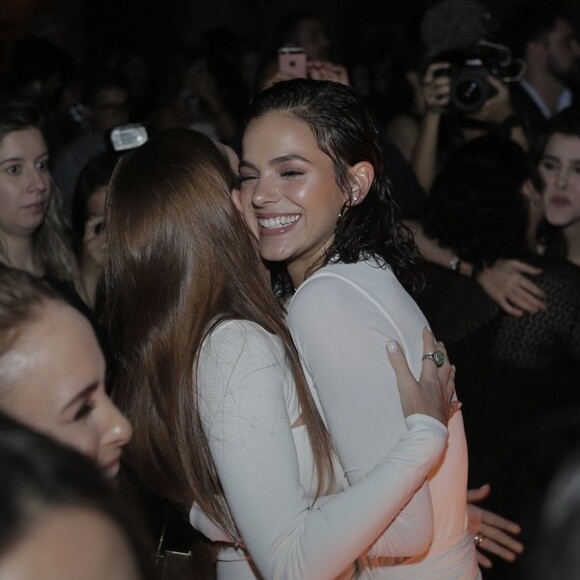 Bruna Marquezine contou que ela e Marina Ruy Barbosa tentaram se aproximar, mas a amizade não foi adiante