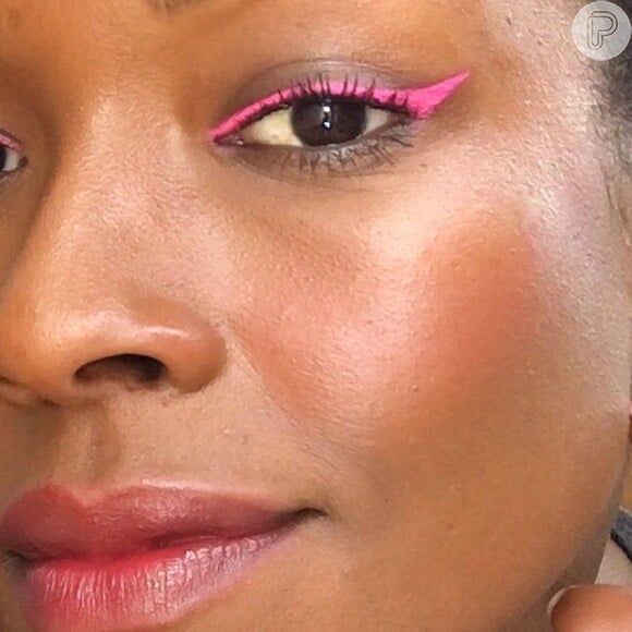 O delineado rosa é uma das tendências de maquiagem mais quentes de 2019