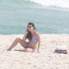 Isis Valverde curtiu a praia da Barra da Tijuca, na Zona Oeste do Rio de Janeiro, nesta quarta-feira, 1º de outubro de 2014. Deitada em uma canga na areia, a atriz exibiu sua boa forma usando um charmoso biquíni de babadinhos