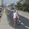 Isis Valverde curtiu a praia da Barra da Tijuca, na Zona Oeste do Rio de Janeiro, nesta quarta-feira, 1º de outubro de 2014. Deitada em uma canga na areia, a atriz exibiu sua boa forma usando um charmoso biquíni de babadinhos