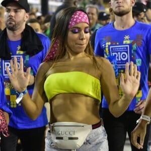 Anitta curtiu o Carnaval solteira e foi a camarote na Sapucaí