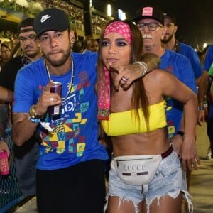 Anitta foi filmada beijando Neymar em camarote na Sapucaí