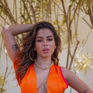 Anitta tem uma rotina intensa e viajar por diversas cidades do Brasil