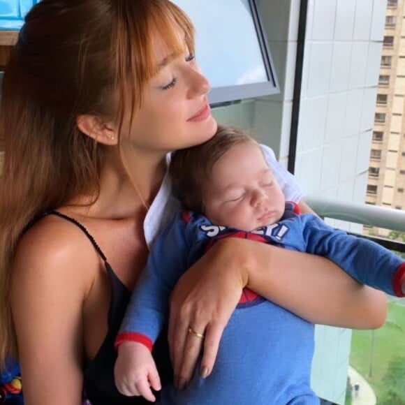 Marina Ruy Barbosa posou com o afilhado, Eduardo, no colo: 'Dormida pós-almoço'